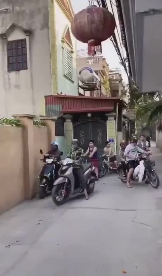 Ô tô và xe máy thi gan, dân trèo lên tường hóng cái kết