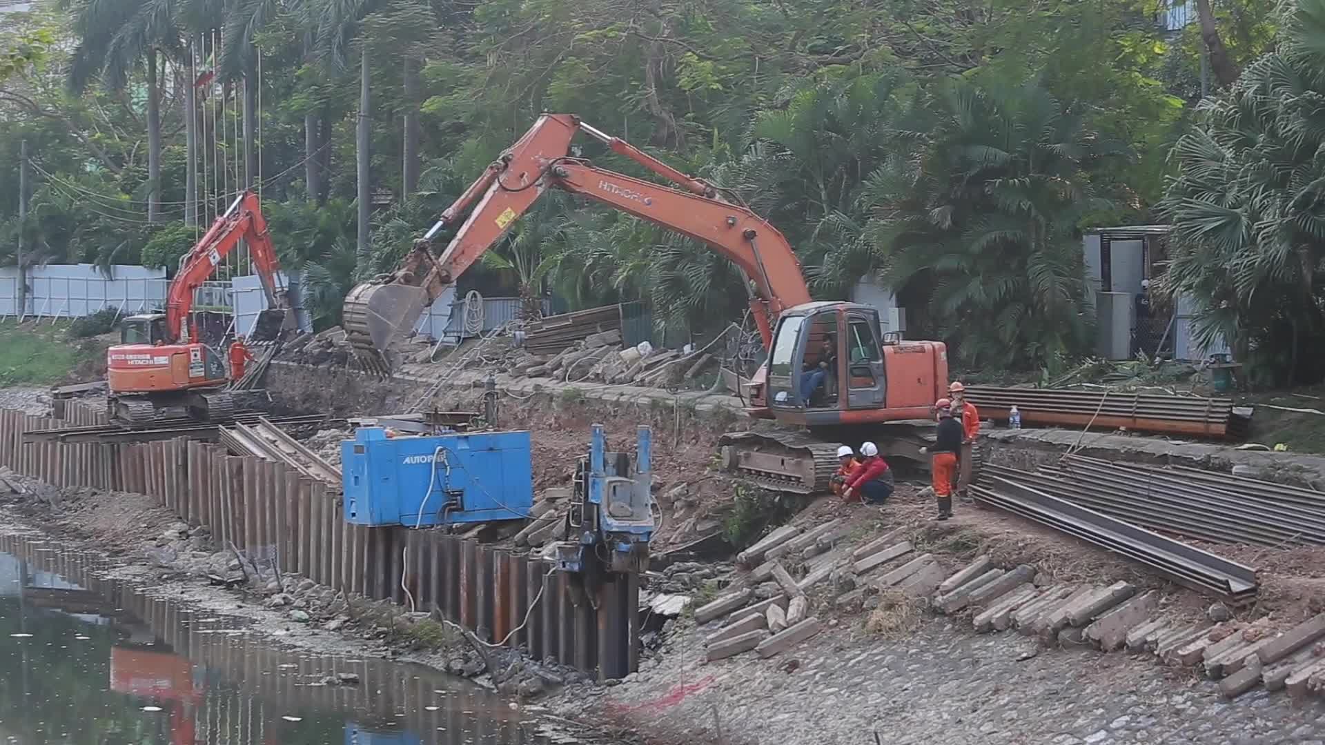 Thi công xây dựng cống bao thu gom nước thải sông Tô Lịch