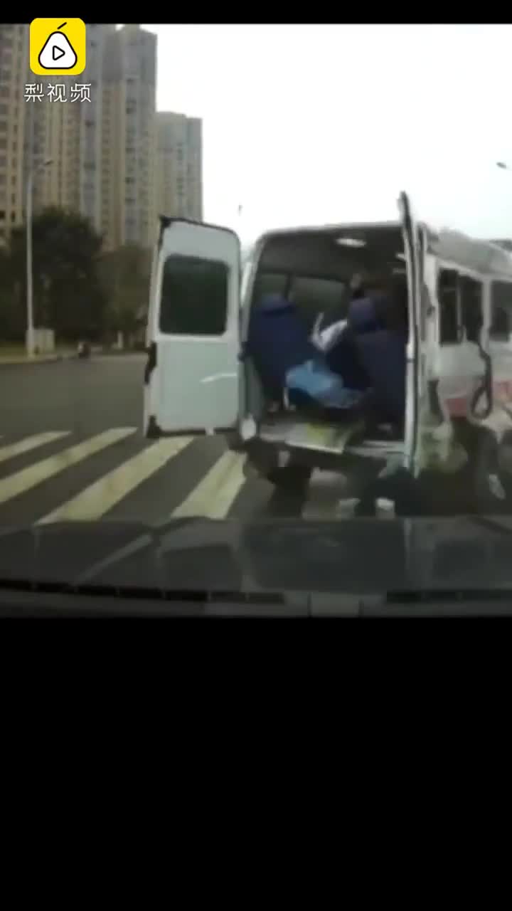 Xe bồn húc ngang xe cứu thương, một người văng khỏi xe