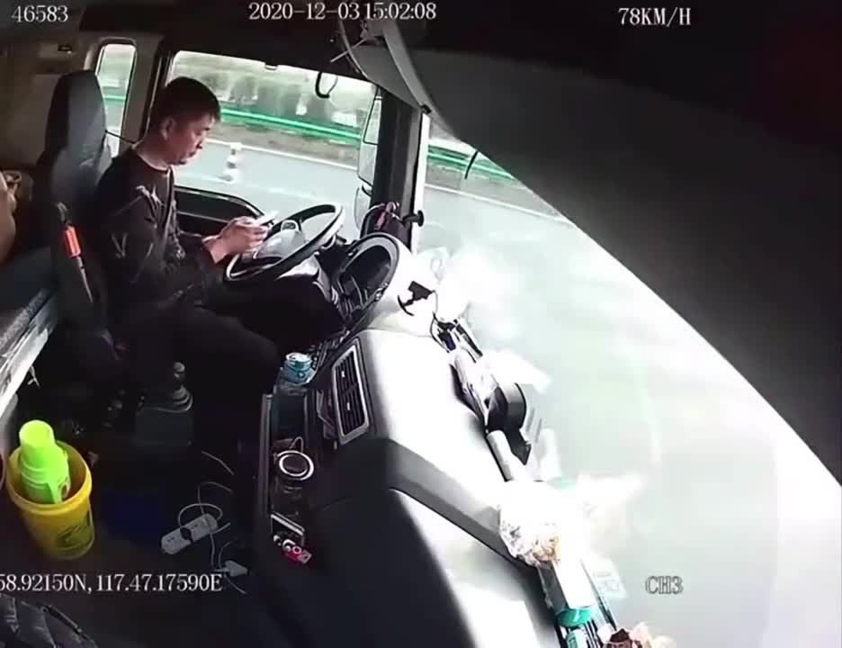 Mải nhìn điện thoại, tài xế gây nên tai nạn kinh hoàng