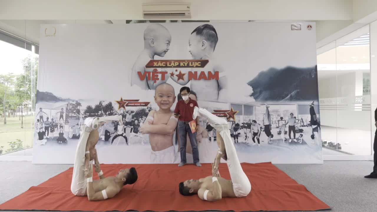 Clip: Con trai Quốc Cơ, Quốc Nghiệp, cùng cha xác lập kỷ lục Guinness Việt Nam