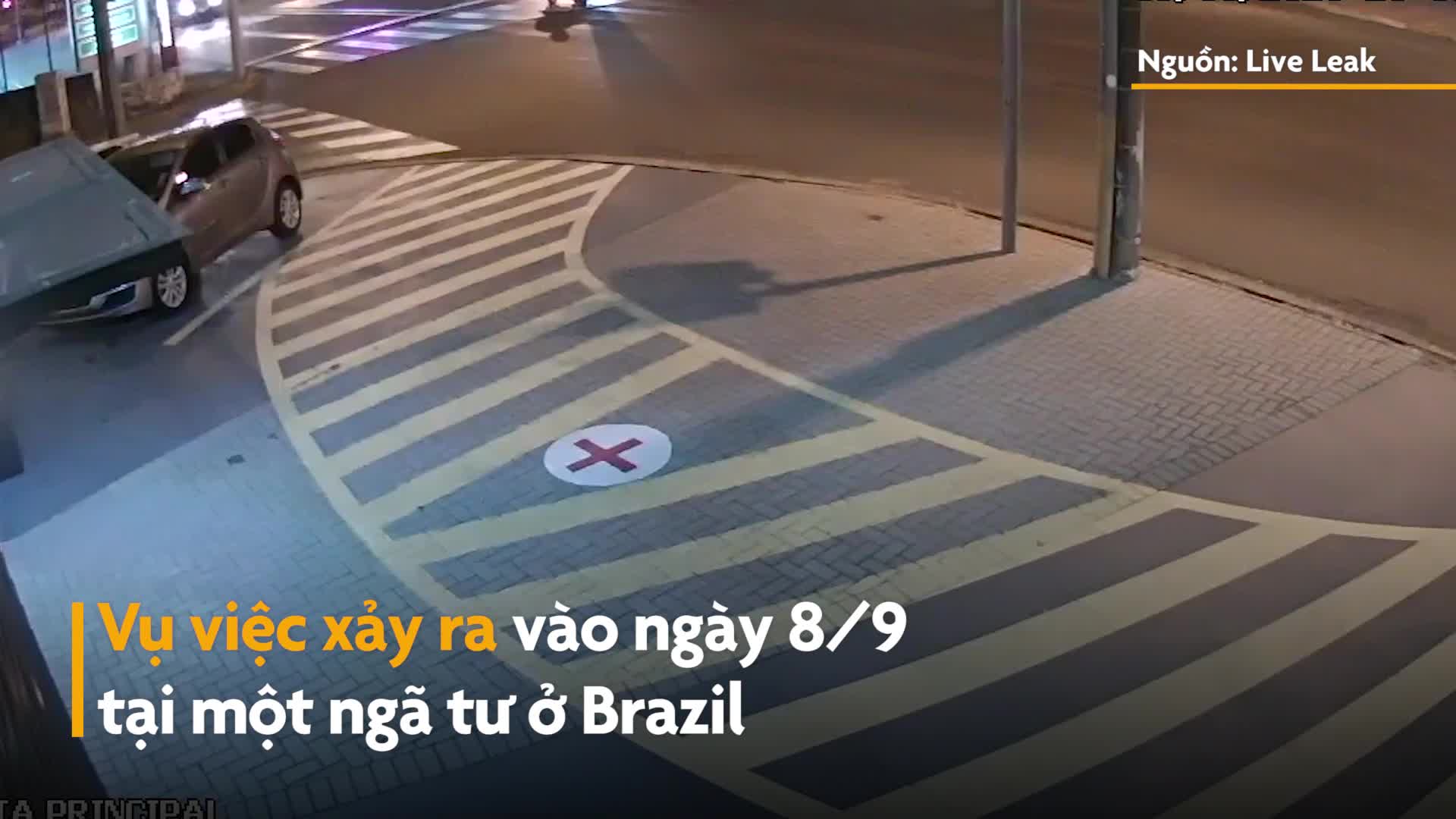 Vượt đèn đỏ, thanh niên đi xe máy bị ôtô húc bay qua nóc xe ở Brazil 