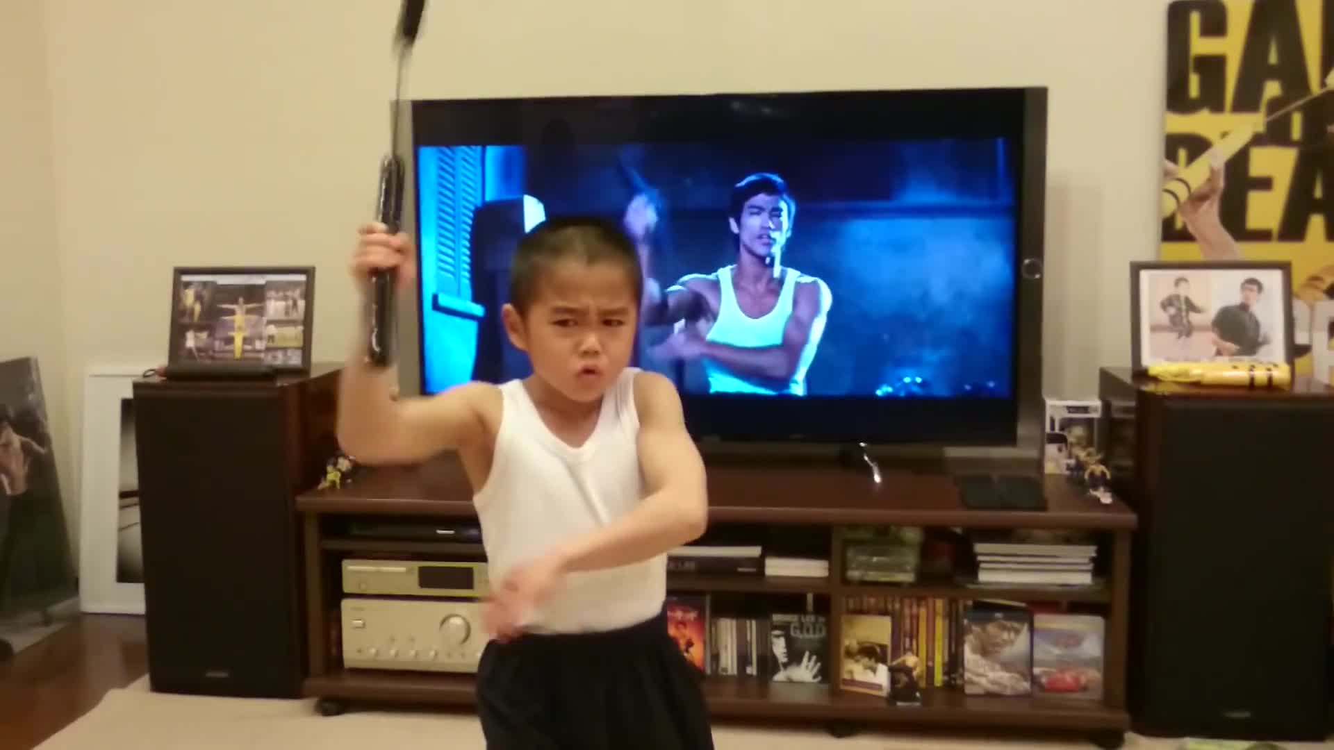 Clip: Cậu bé người Nhật Bản, múa côn nhị khúc điêu luyện như huyền thoại Lý Tiểu Long