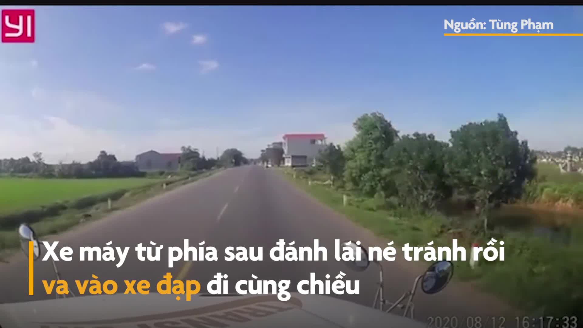 Xe máy va vào xe đạp ngã xuống đường, suýt bị container đâm -