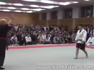 Võ sĩ MMA từng hạ gục võ sư đai đen Aikido Nhật Bản trong một phút 