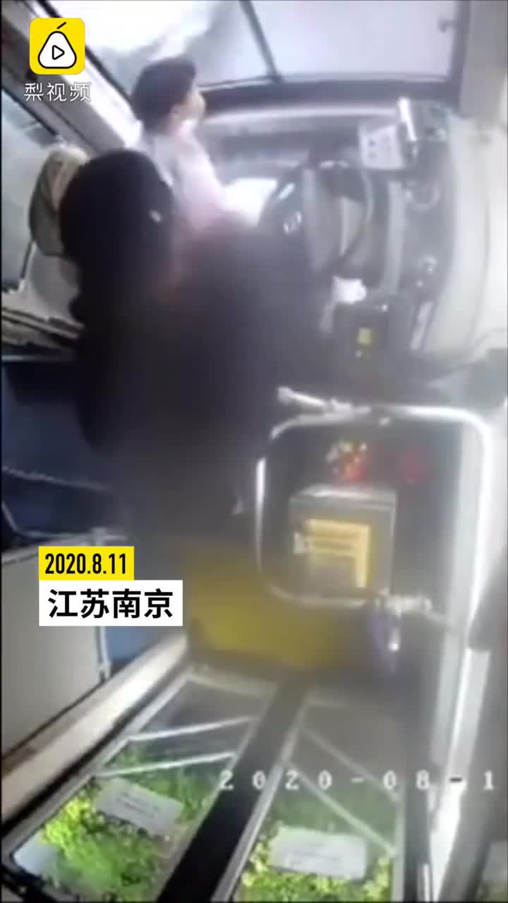 Người phụ nữ mắng chửi hành khách, đánh tài xế xe buýt tới 21 lần