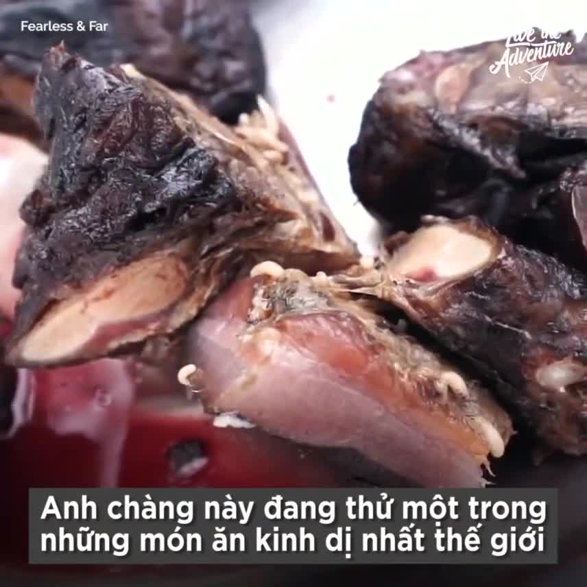 Đặc sản thịt có dòi hút khách ở Philippines