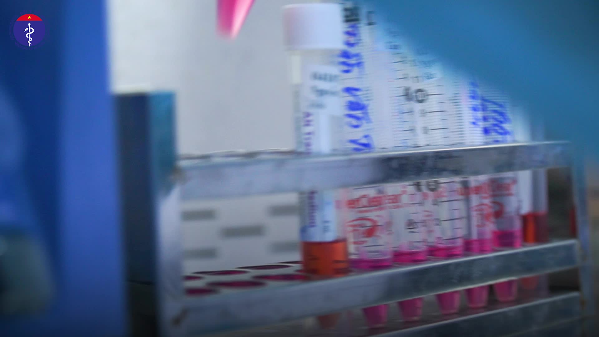 BÊN TRONG PHÒNG XÉT NGHIỆM RT-PCR MÀ VIỆN PASTER TP HCM THIẾT LẬP Ở BỆNH VIỆN 199
