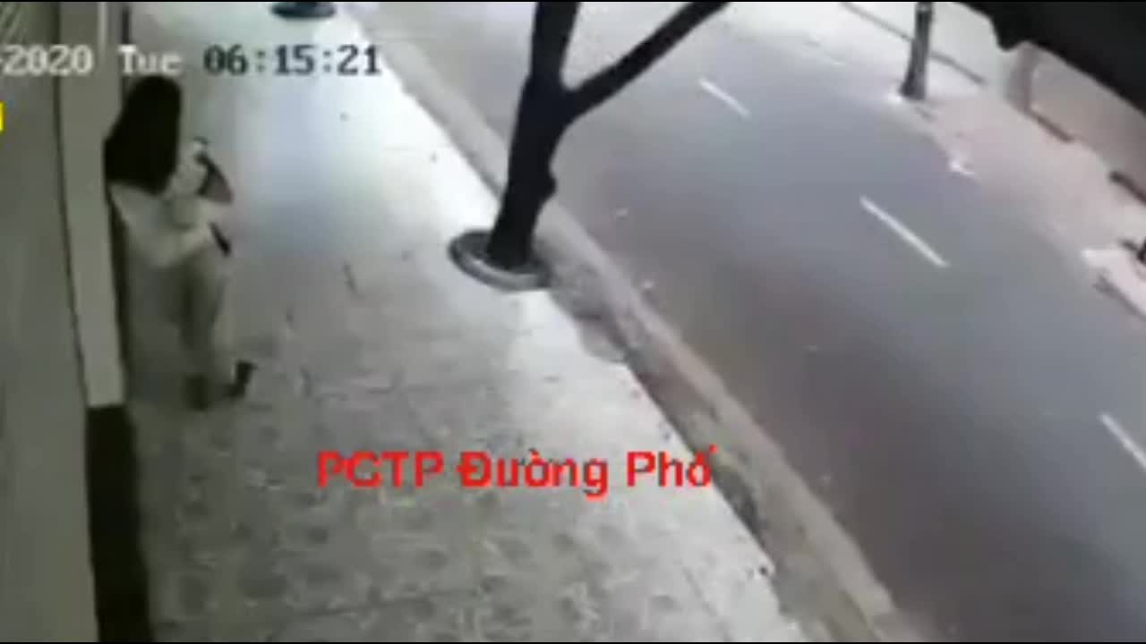Cô gái bị cướp túi xách giữa phố