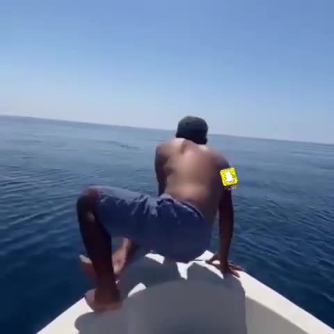Người đàn ông Ả Rập Xê Út cưỡi cá mập giữa biển