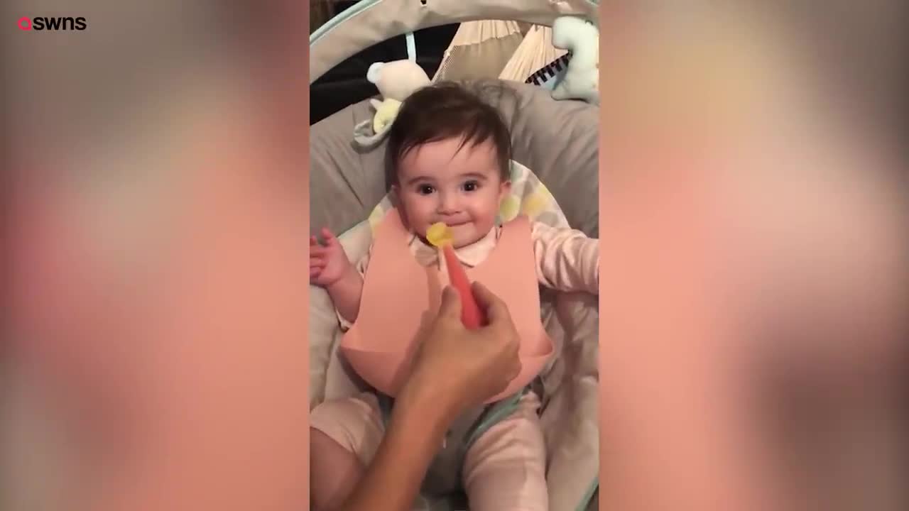 Clip Phản ứng đáng yêu của em bé 8 tháng tuổi lần đầu tiên thử đồ ăn