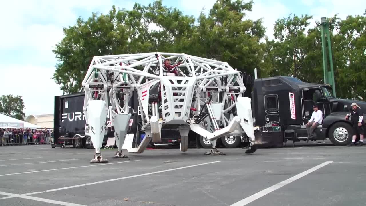 Clip: Cận cảnh robot sinh học khổng lồ có sức mạnh kéo được xe tải
