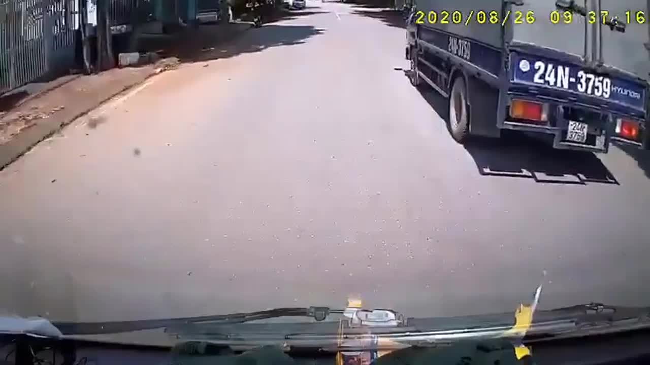 Người phụ nữ đi xe máy lao thẳng vào đầu xe tải
