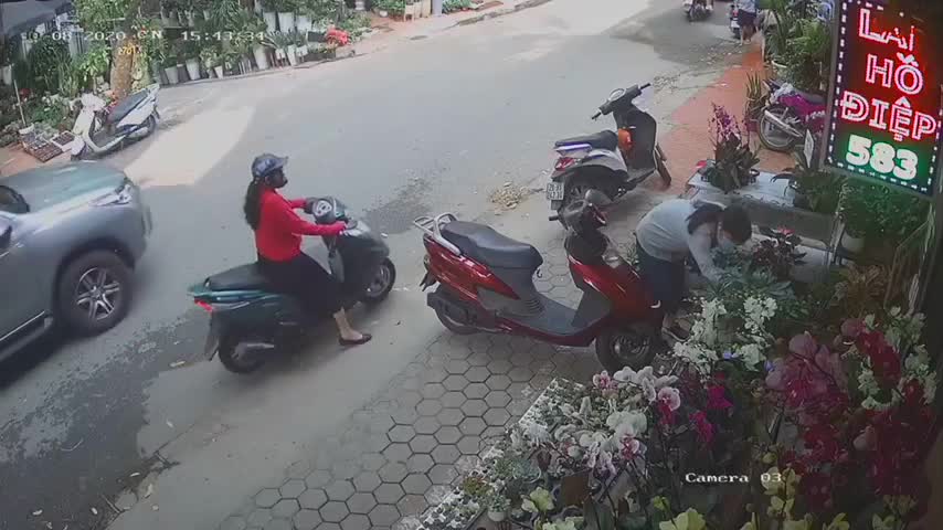 Người phụ nữ cạy cốp, trộm ví nhanh như chớp giữa phố Hà Nội