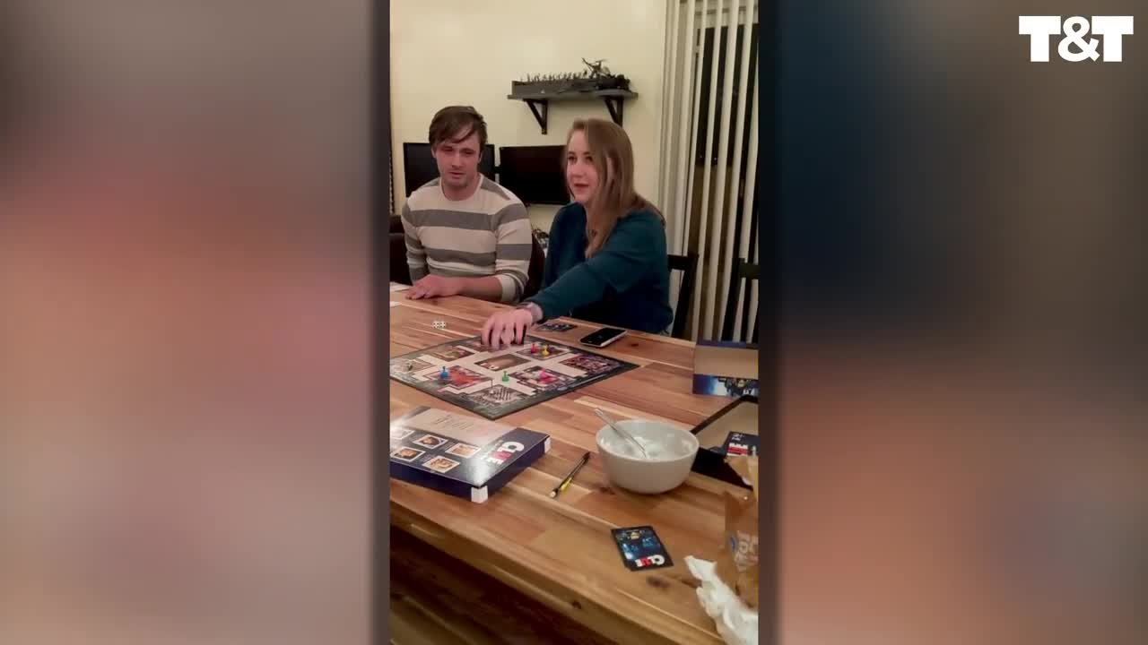 Clip Chàng trai dùng board game clue để cầu hôn bạn gái