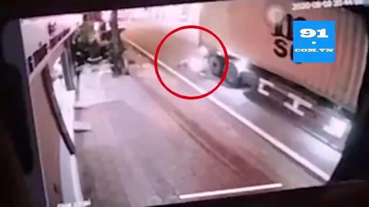 Camera hé lộ khoảnh khắc 2 nữ sinh đi xe máy lao kinh hoàng vào xe container dừng đỗ