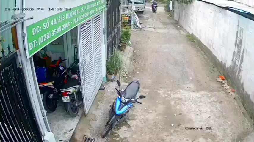 Cận cảnh màn trộm xe máy nhanh như chớp ngay trước cửa nhà dân