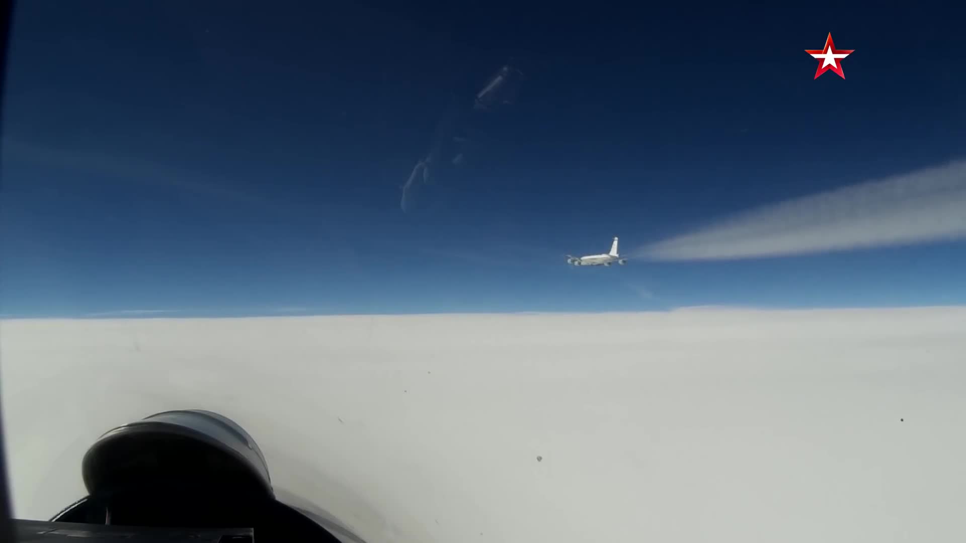 Su-27 chặn đường máy bay Mỹ trên biển