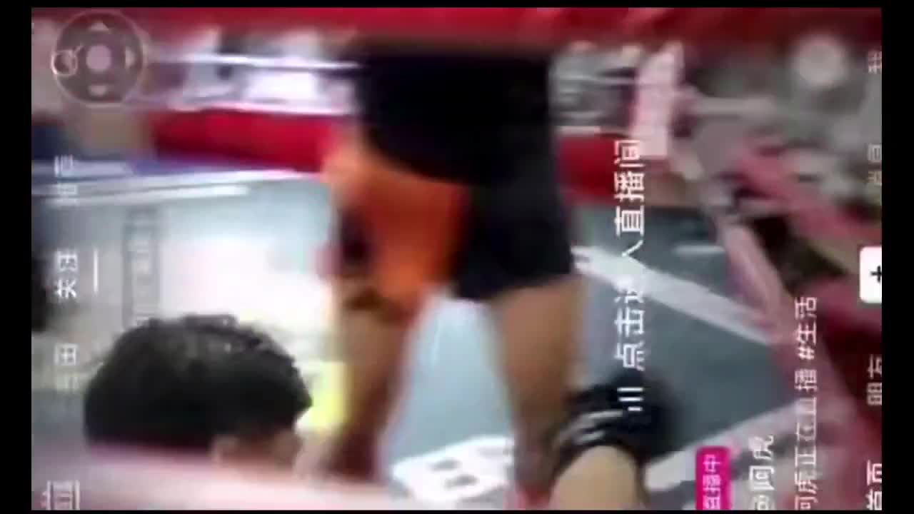 Võ sư Thái cực quyền khiêu chiến cao thủ Kickboxing