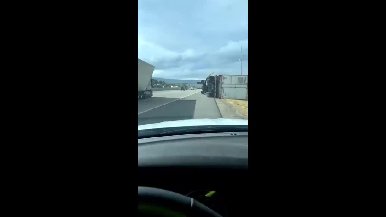 Gió mạnh thổi 45 xe tải lật nhào trên đường cao tốc Mỹ