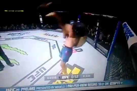 Xem 'chiêu thức lạ' giúp võ sĩ MMA giành chiến thắng ấn tượng ở UFC 241