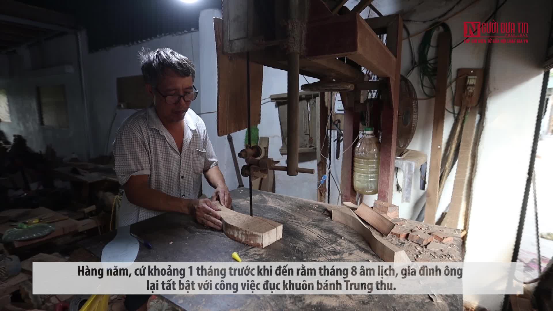Người đàn ông gắn bó gần 40 năm với nghề làm khuôn bánh trung thu