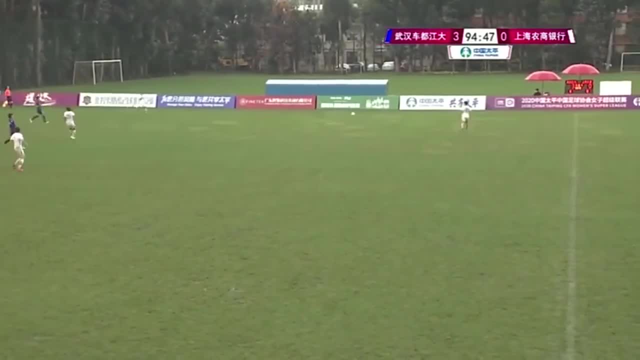 Cầu thủ nữ Trung Quốc đánh nhau trên sân