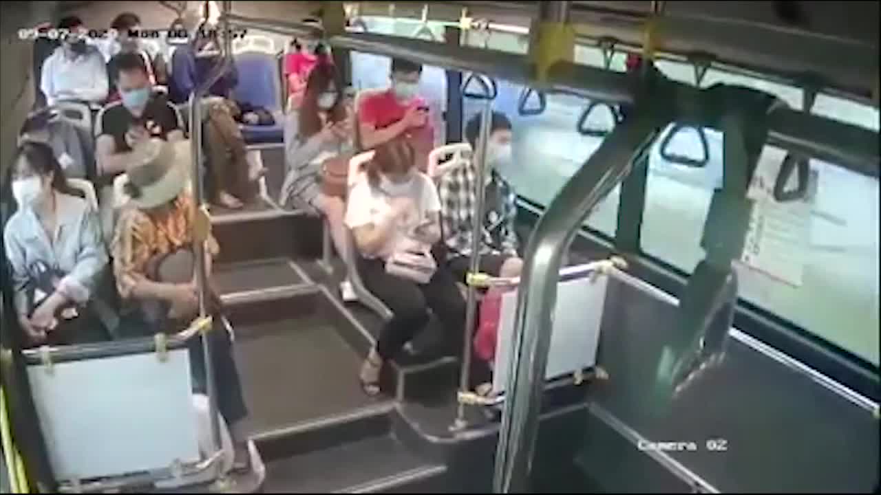 Xử phạt người đàn ông -phun mưa- vào nữ phụ xe buýt khi bị nhắc đeo khẩu trang - Báo Người lao động