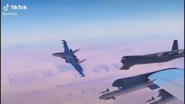Chiến đấu cơ Su-27 của Nga chao lượn xung quanh B-52 của Mỹ