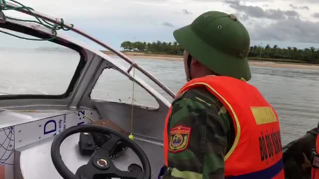 Bộ đội biên phòng Quảng Bình ứng cứu ngư dân gặp nạn trên biển