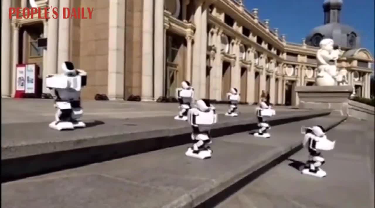 Clip: Màn nhảy múa có một không hai của những chú robot chào đón tân sinh viên ở Trung Quốc