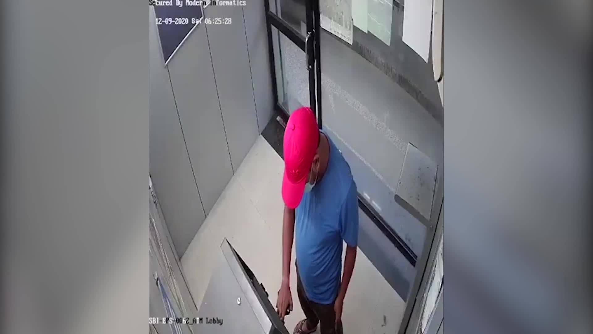 Clip Nam thanh niên liều lĩnh trộm tiền ở cây ATM