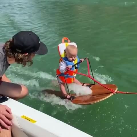 Em bé 6 tháng tuổi lướt ván - Người Đưa Tin