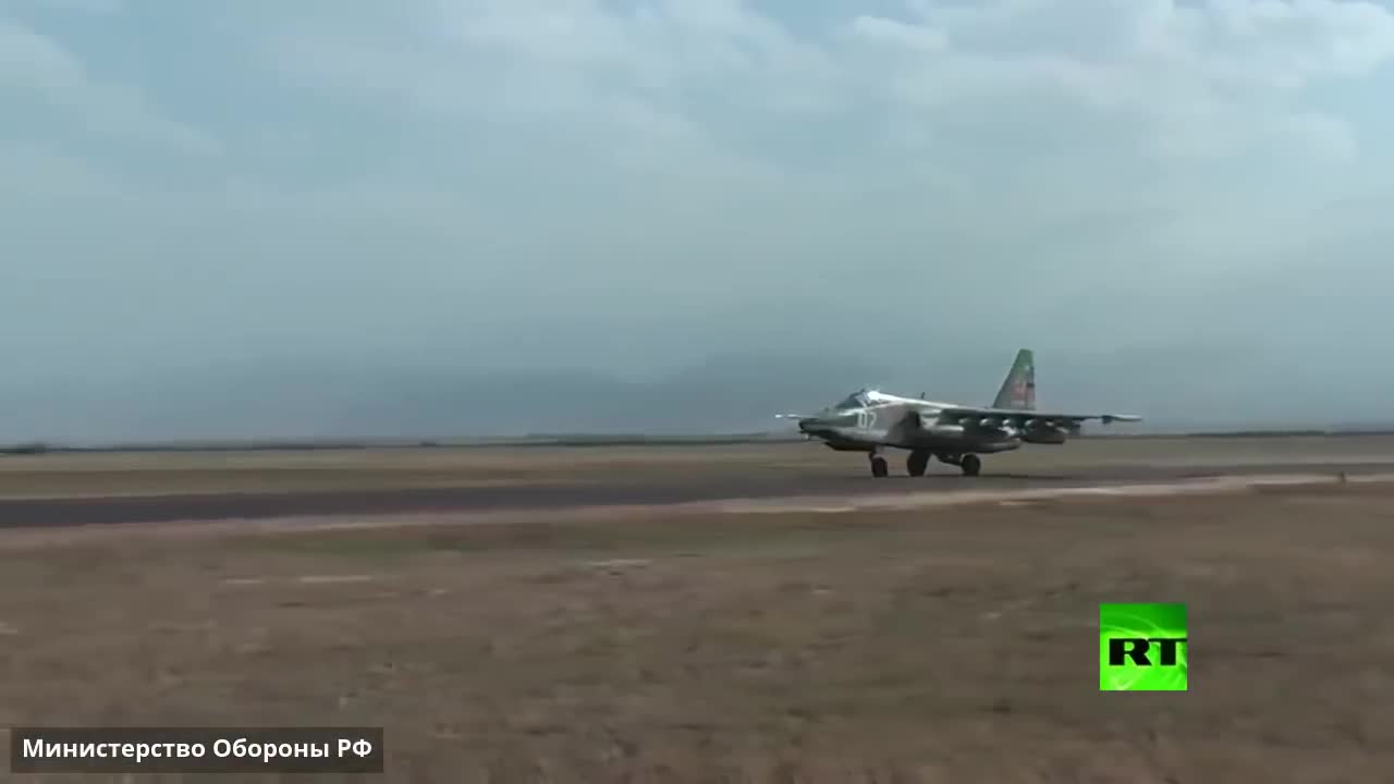 Tiêm kích Su-25 của Nga chao lượn trên không rồi thả bom triệt hạ mục tiêu