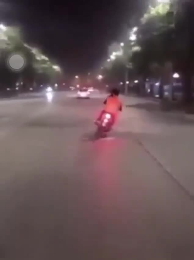 2 thanh niên chạy xe máy, đánh võng tóe lửa trên đường và bức ảnh tiết lộ cái kết đau thương