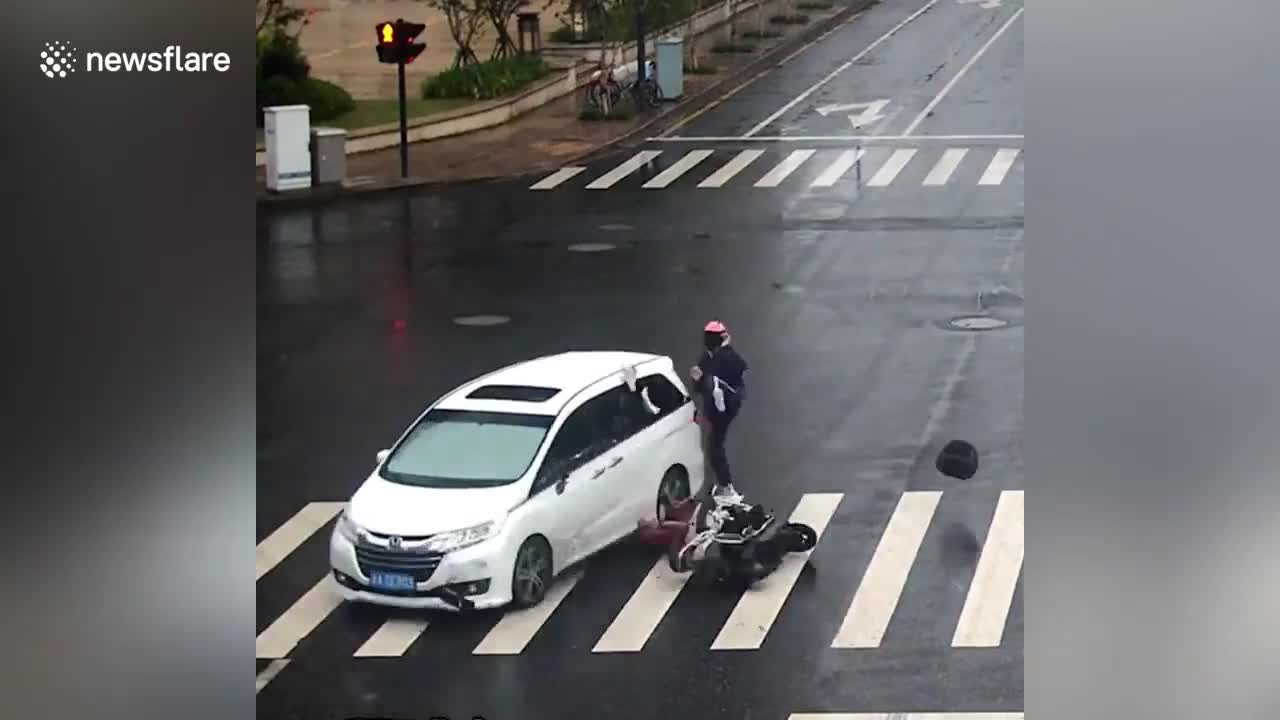 Người đi xe máy bị ôtô đâm văng giày 