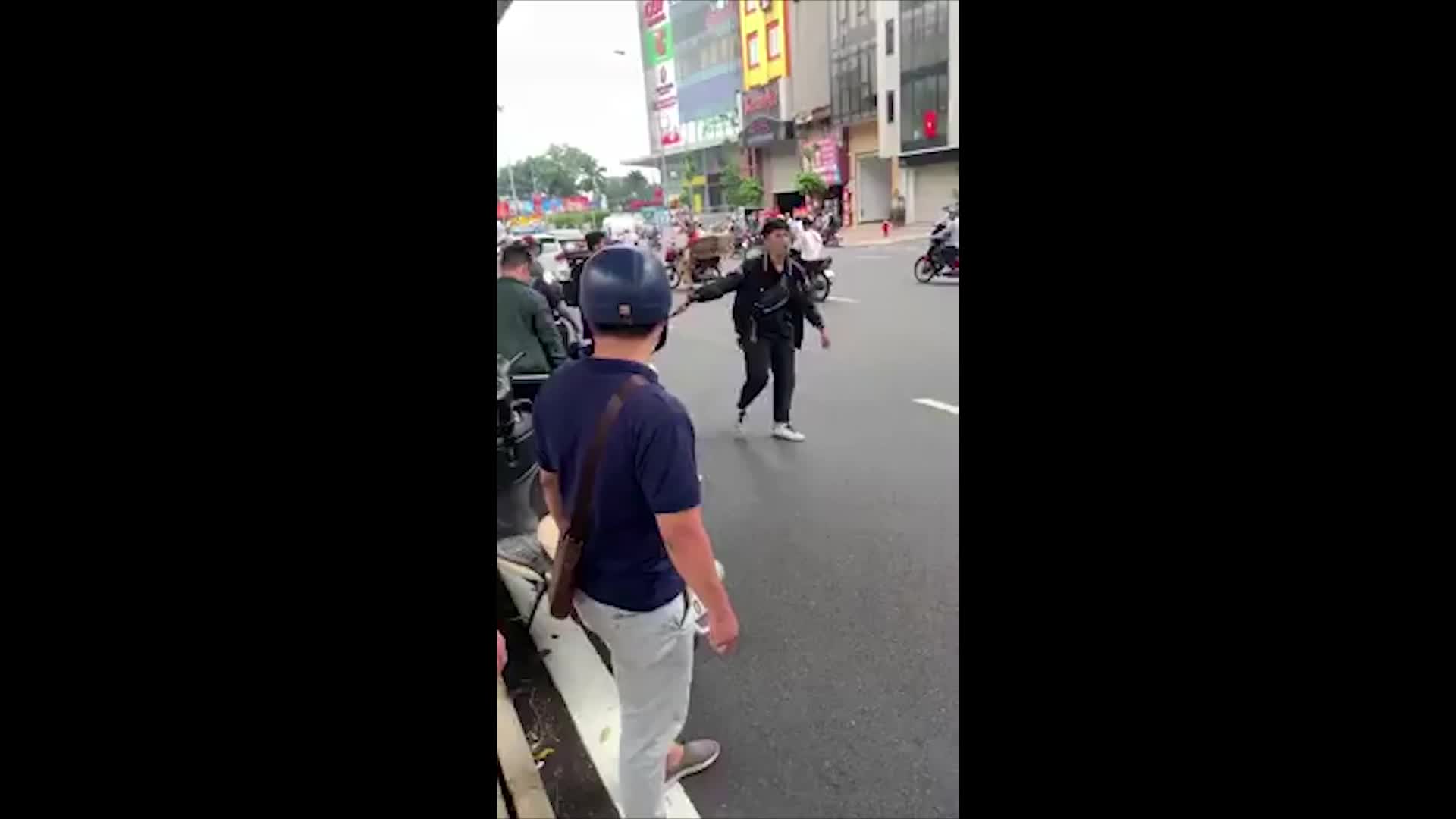 Thanh niên đập phá xe máy, đuổi đánh người can ngăn trên phố Hà Nội sau va chạm giao thông