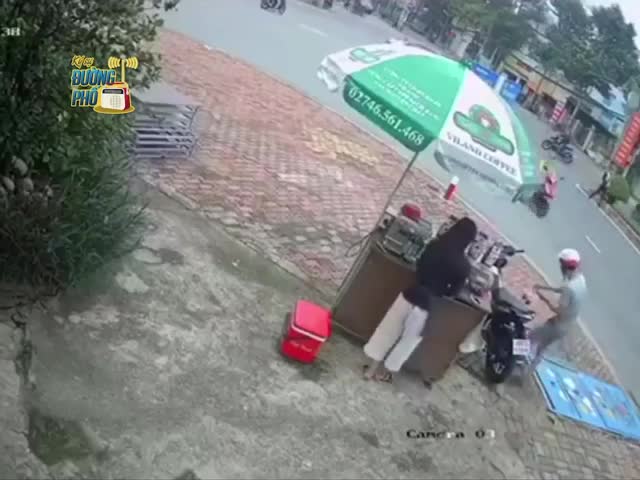 3 tên trộm dàn cảnh trộm xe máy ngay giữa ngã ba - Báo dân sinh