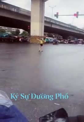 Cô gái dựng xe giữa đường rồi đi đường quyền dưới mưa