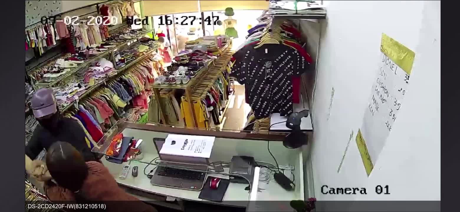 Nữ nhân viên shop quần áo trẻ em bị cướp tấn công