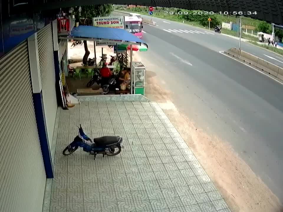 Lao sang đường bất cẩn, nữ sinh bị ô tô tông văng hàng chục mét