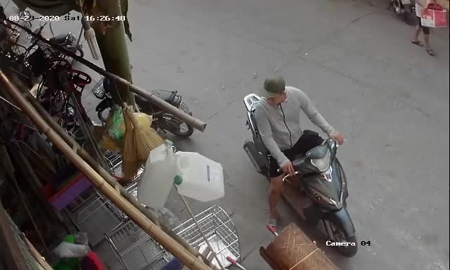 Clip: Nam thanh niên đi xe tay ga xịn thản nhiên trộm chuồng chó giữa ban ngày