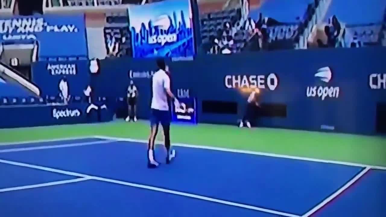 Novak Djokovic hất bóng trúng mặt trọng tài dây