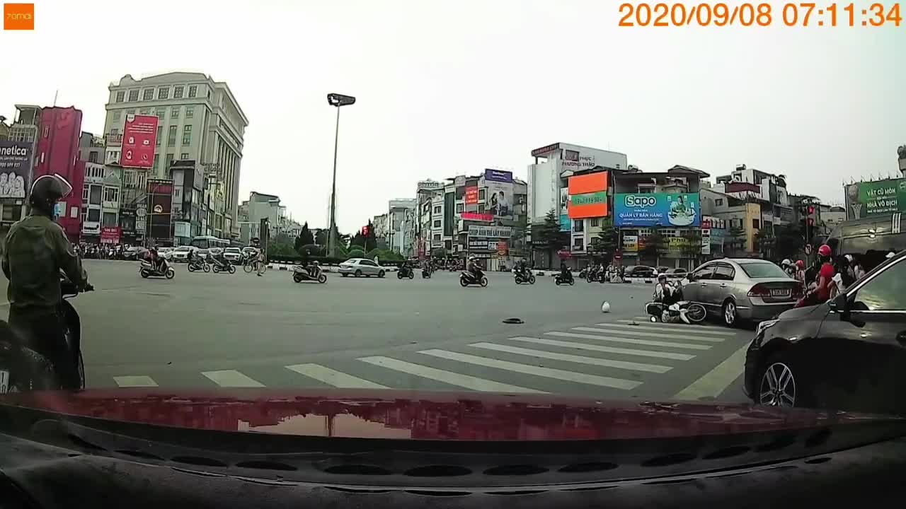 Nữ tài xế tông trúng 2 người đi xe máy đang dừng đèn đỏ