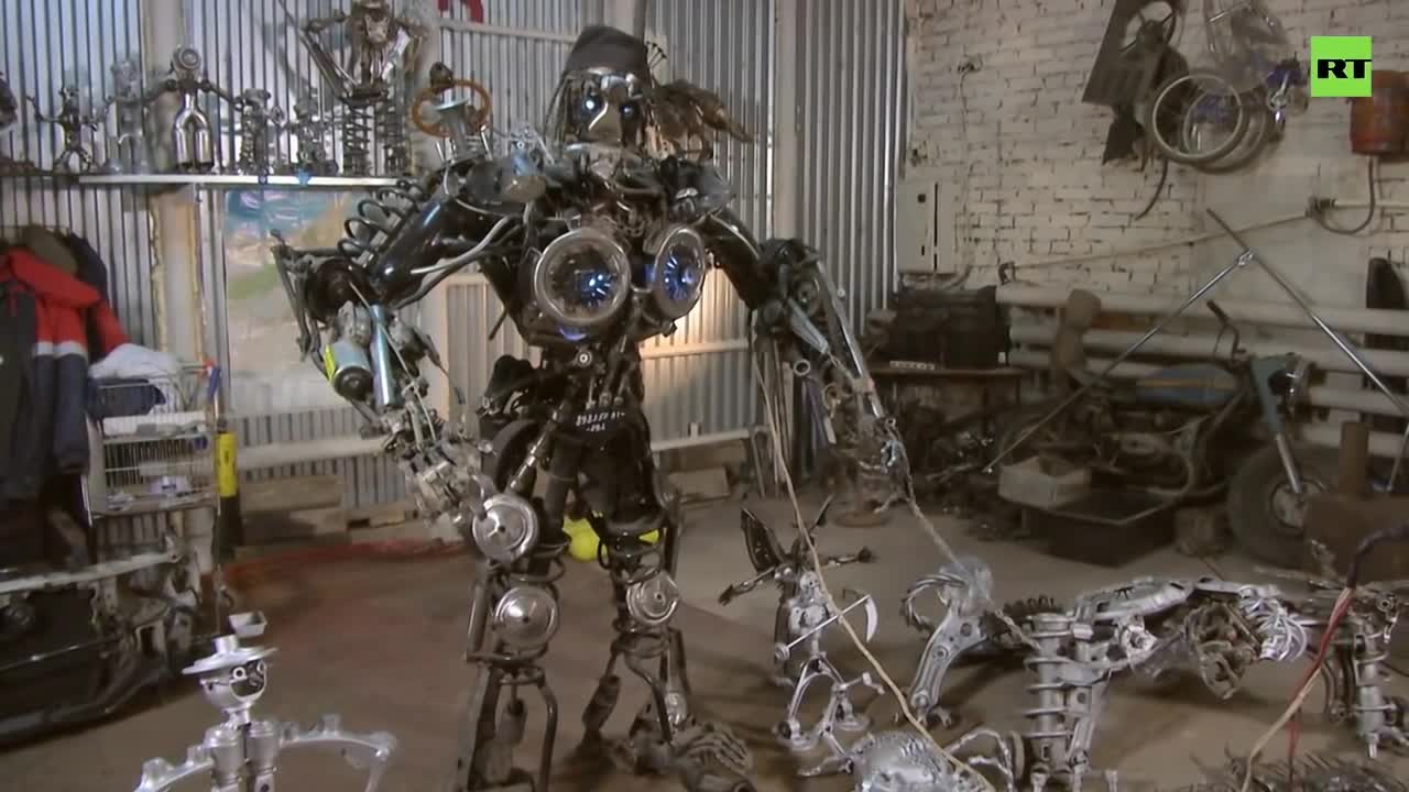 Clip Từ phế liệu bỏ đi, thợ cơ khí Nga chế tạo thành bộ sưu tập robot
