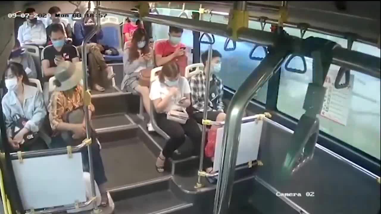 Người đàn ông nhổ nước bọt vào nhân viên xe buýt