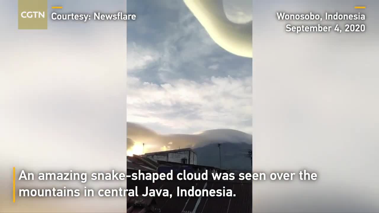 Đám mây hình rắn kỳ lạ xuất hiện trên bầu trời