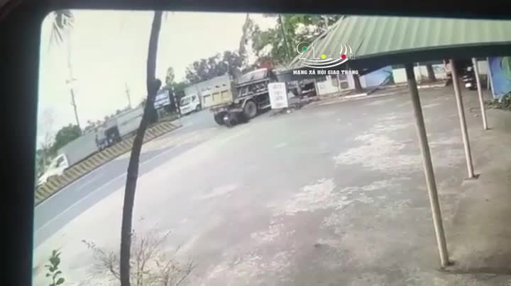 Kinh hoàng khoảnh khắc xe máy kẹp 3 lao vào đuôi xe tải ở Hải Phòng
