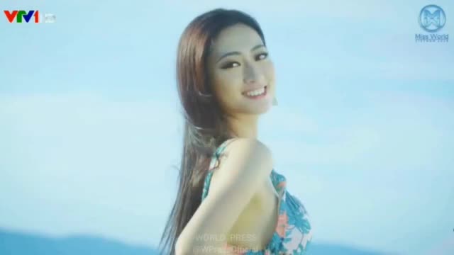 Hoa hậu Lương Thùy Linh trình diễn bikini nóng bỏng