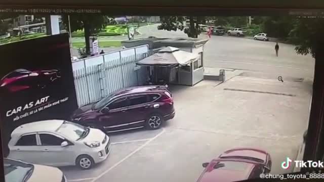 Khởi tố nữ lái xe trong vụ tai nạn tại showroom ô tô ở Phú Thọ